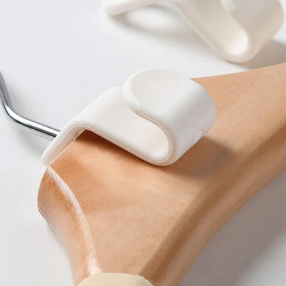 Pladsbesparende bøjle til garderobeskabe