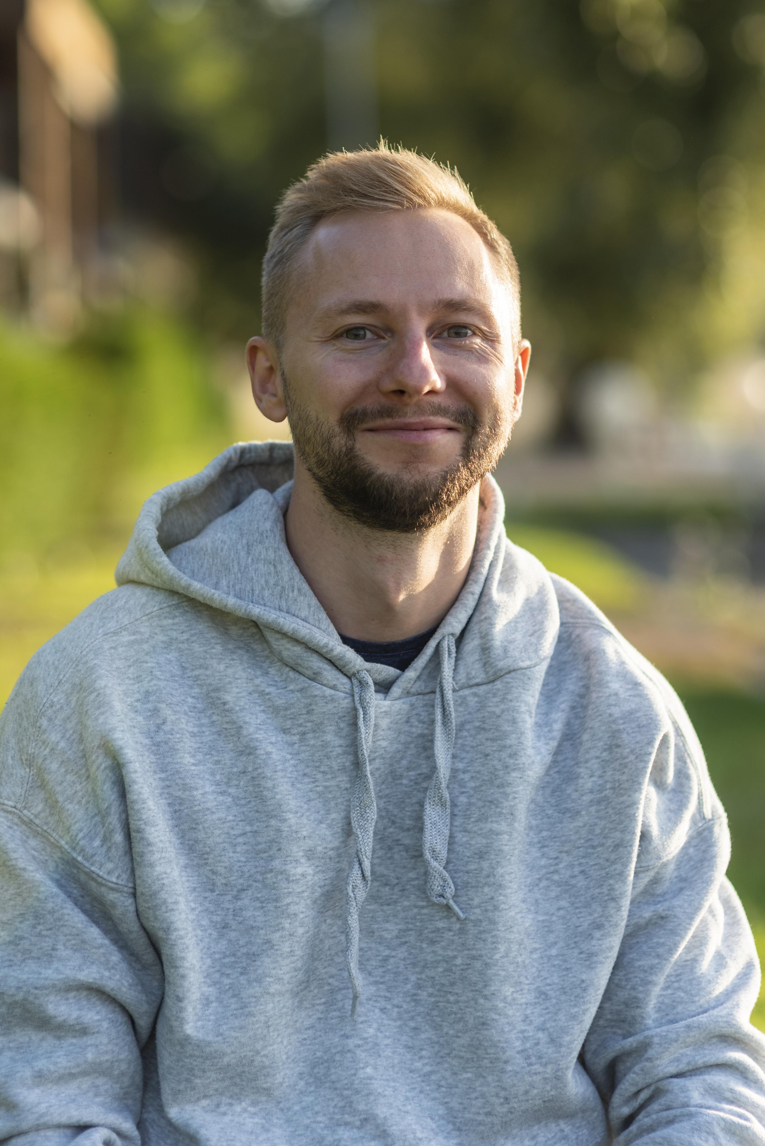files/smiley-man-relaxing-outdoors.jpg